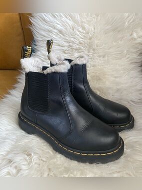 Doc Marten’s 2976 Leonore Faux Fur Lined Chelsea Boots— Black Size 7